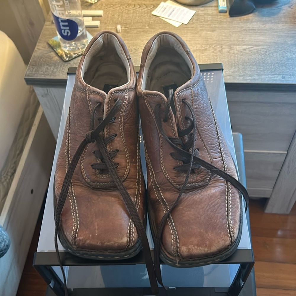Casual brown leather bowling-style shoes. Size 11.5